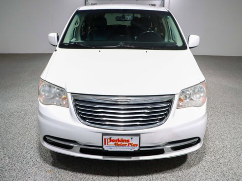 Used 2014 Chrysler Town & Country Touring image 4