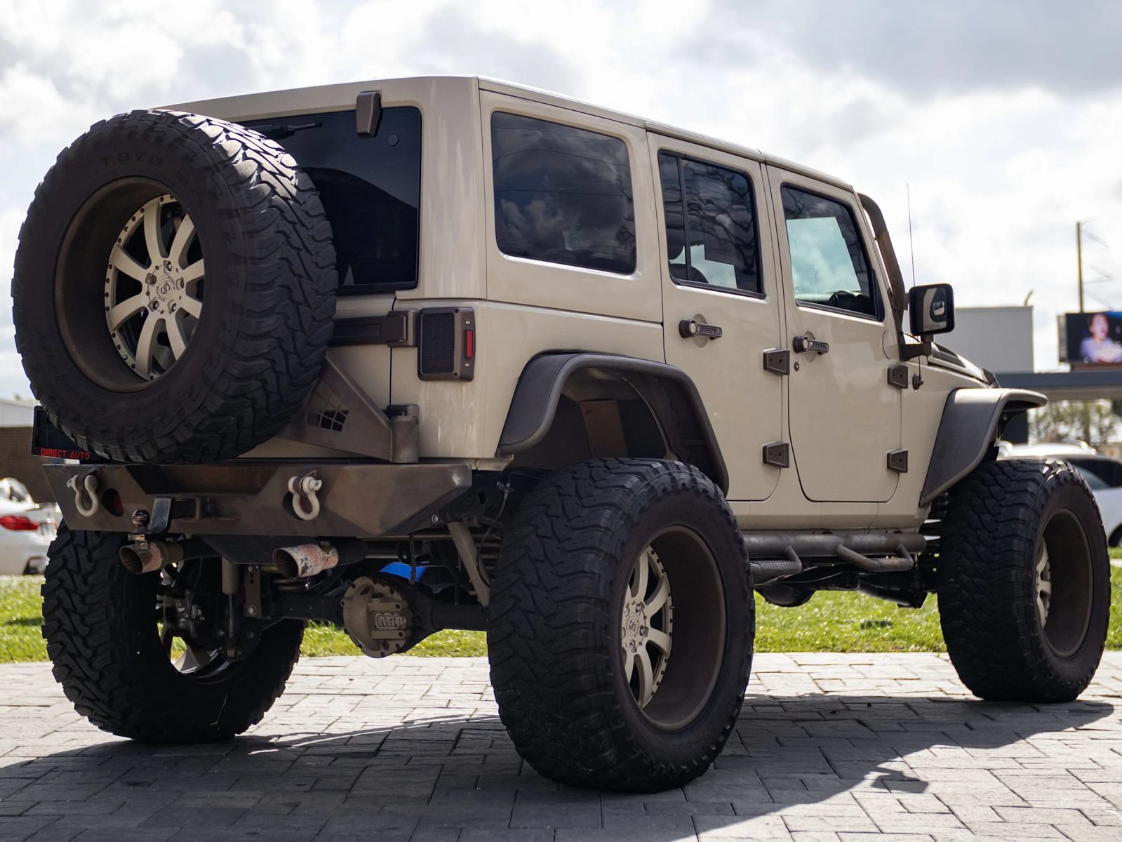 Used 2017 Jeep Wrangler Unlimited Sahara AWD/4WD image 15