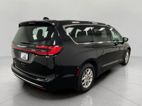 Used 2024 Chrysler Pacifica Touring-L FWD image 4