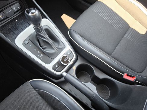 Used 2023 Hyundai Venue Limited FWD image 26