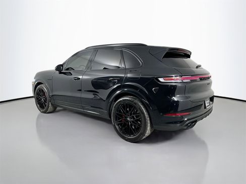 Certified 2025 Porsche Cayenne Turbo image 3