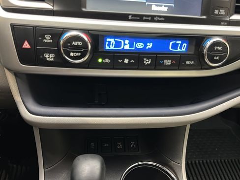 Used 2018 Toyota Highlander XLE w/ Carpet Mat Package (TMS) AWD/4WD image 31
