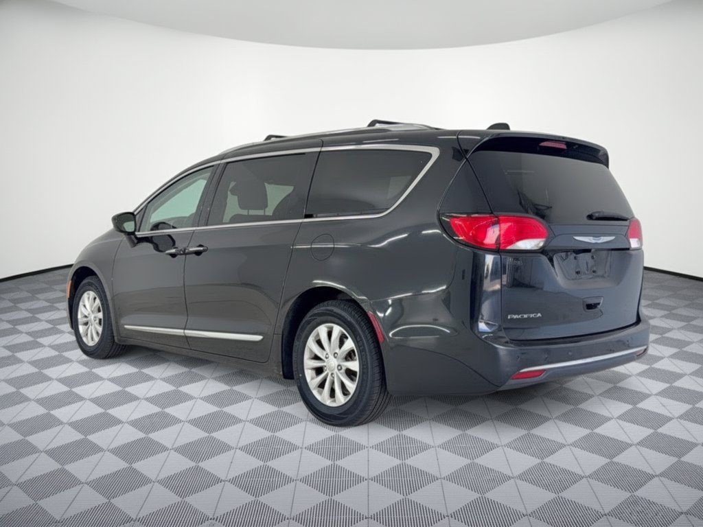Used 2019 Chrysler Pacifica Touring-L FWD image 3