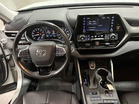 Used 2021 Toyota Highlander XLE image 12