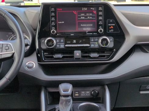 Used 2022 Toyota Highlander XLE FWD image 18