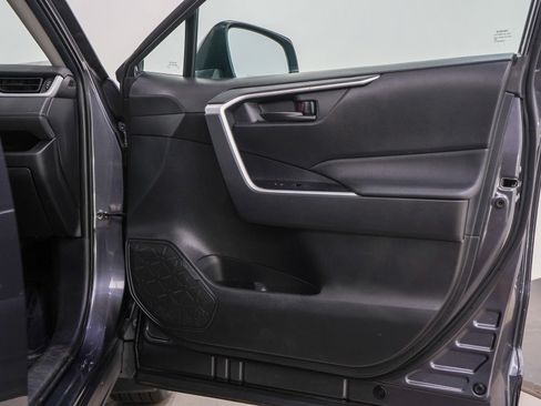 Used 2021 Toyota RAV4 LE AWD/4WD image 9