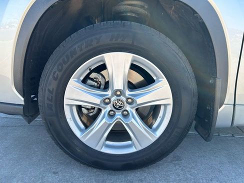 Used 2022 Toyota Highlander LE image 12