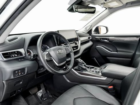 Used 2022 Toyota Highlander Platinum image 4