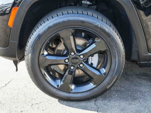 Used 2023 Jeep Grand Cherokee Altitude image 9