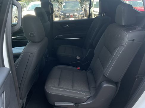 Used 2025 Chevrolet Traverse LT FWD image 12