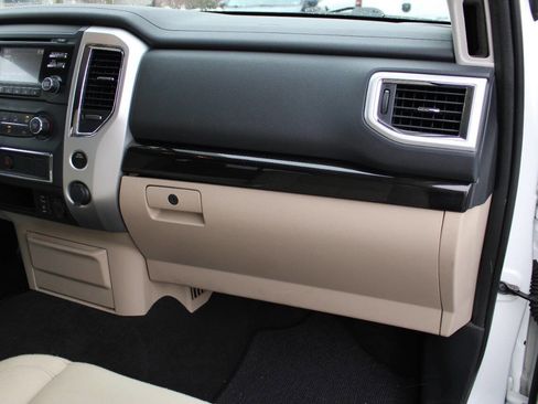 Used 2018 Nissan Titan SV image 38