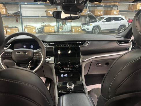 Used 2023 Jeep Grand Cherokee Altitude image 26