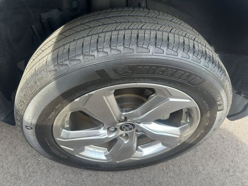 Used 2021 Toyota RAV4 XLE Premium image 7