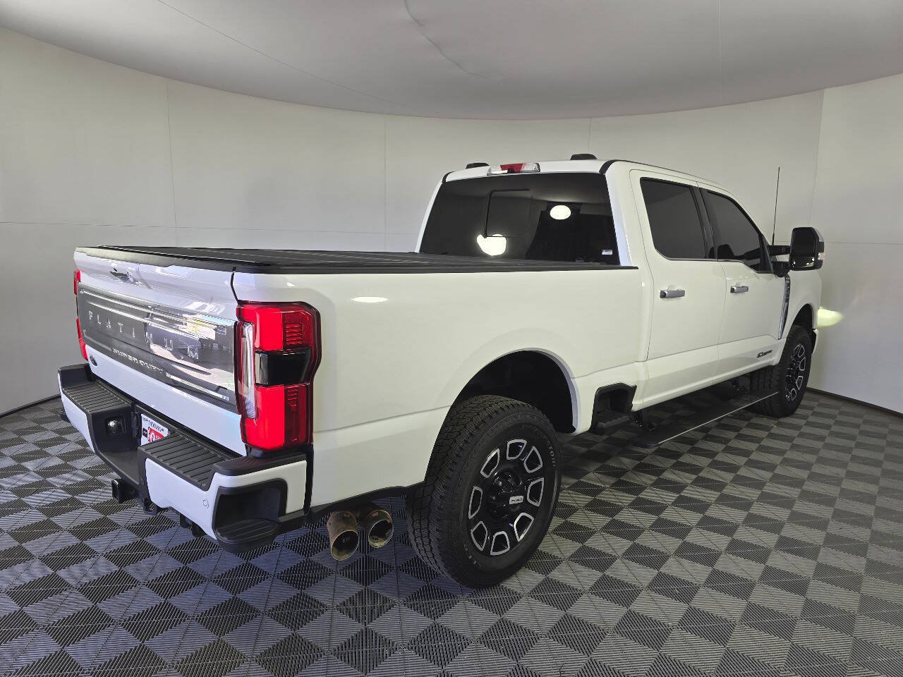 Used 2023 Ford F250 Platinum w/ FX4 Off-Road Package AWD/4WD image 10