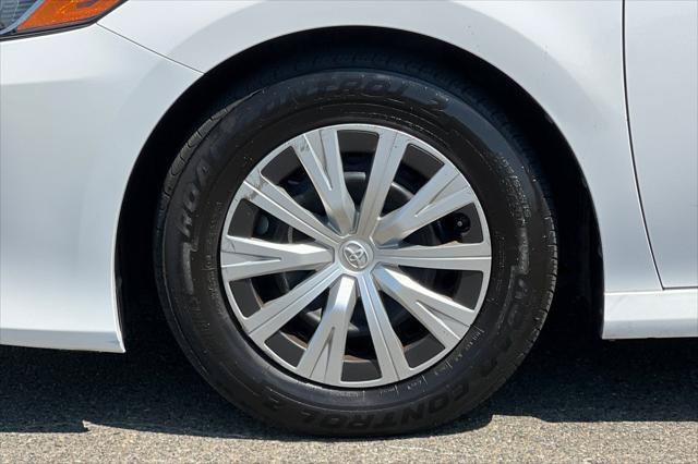 Certified 2022 Toyota Camry LE FWD image 29