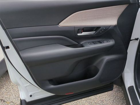 Used 2025 Toyota Grand Highlander FWD image 13