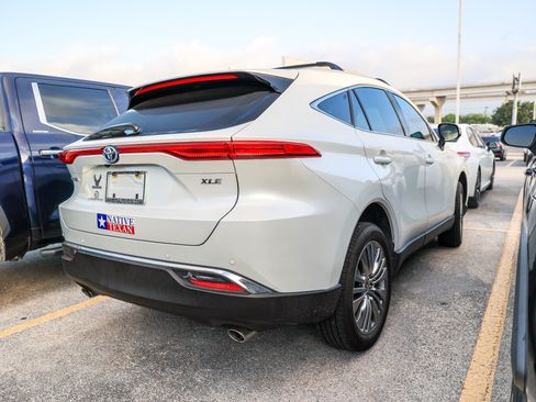 Used 2023 Toyota Venza XLE AWD/4WD image 8