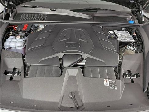 Certified 2025 Porsche Cayenne AWD/4WD image 26