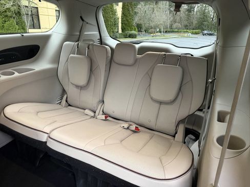 Used 2019 Chrysler Pacifica Limited image 34