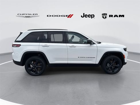 New 2025 Jeep Grand Cherokee Altitude image 2