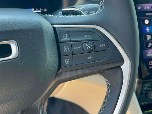 Used 2023 Jeep Grand Cherokee Limited AWD/4WD image 19