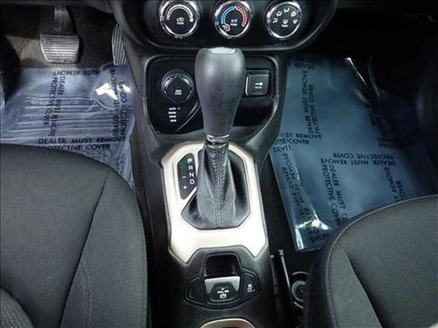 Used 2017 Jeep Renegade Latitude w/ Cold Weather Group AWD/4WD image 20