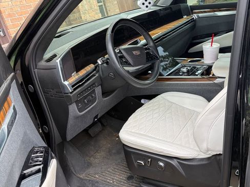 Used 2025 Cadillac Escalade Sport Platinum image 4