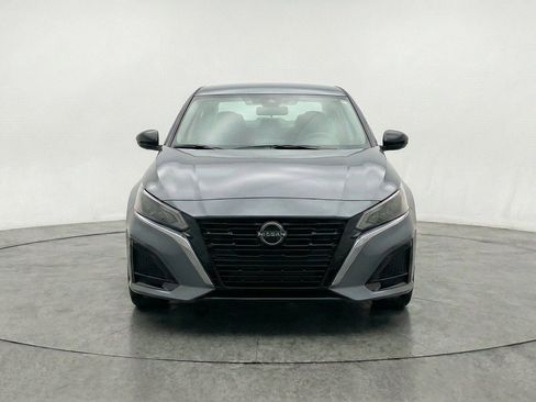 Used 2025 Nissan Altima 2.5 SV FWD image 2