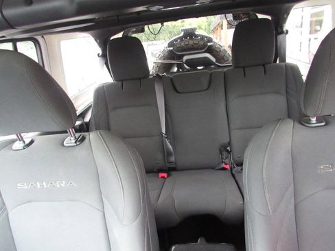 Used 2018 Jeep Wrangler Unlimited Sahara AWD/4WD image 27