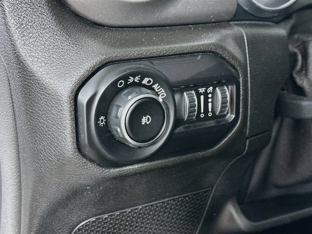 Used 2019 Jeep Wrangler Unlimited Sahara AWD/4WD image 11