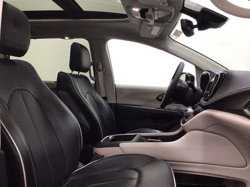 Used 2023 Chrysler Pacifica Limited w/ Trailer Tow Group AWD/4WD image 11