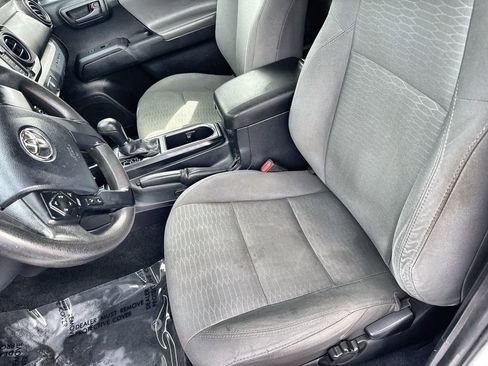 Used 2017 Toyota Tacoma SR image 11