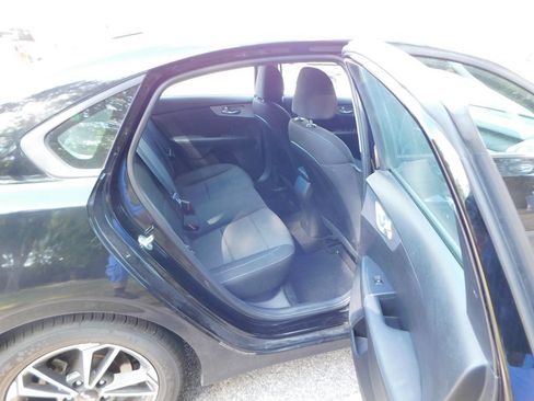 Used 2023 Kia Forte LXS w/ LXS Technology Package FWD image 6