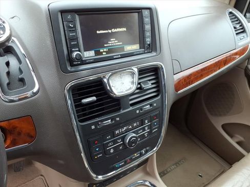 Used 2016 Chrysler Town & Country Limited Platinum image 22