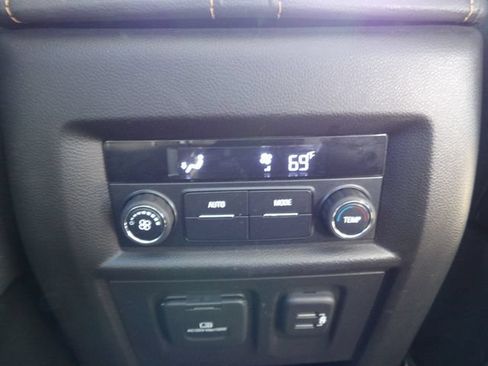 Used 2019 Chevrolet Traverse LT w/ LT Premium Package FWD image 17
