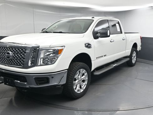 Used 2019 Nissan Titan SV w/ SV Convenience Package image 4