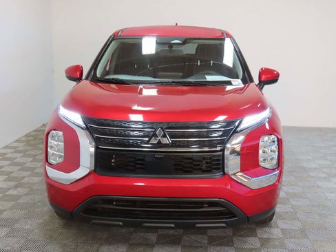 Used 2023 Mitsubishi Outlander ES image 2