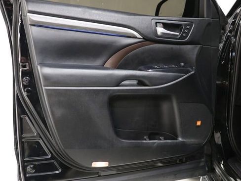 Used 2019 Toyota Highlander Limited Platinum AWD/4WD image 12