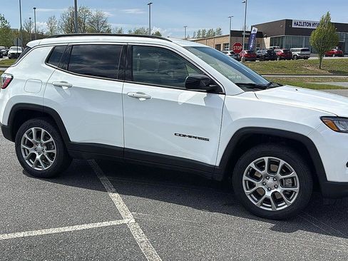 Used 2024 Jeep Compass Latitude AWD/4WD image 3