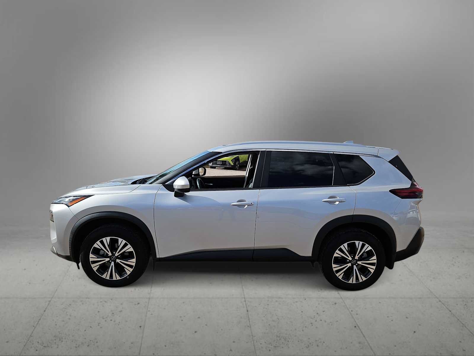 Used 2023 Nissan Rogue SV w/ SV Premium B Package FWD image 5