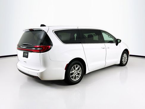 Used 2024 Chrysler Pacifica Touring-L FWD image 9