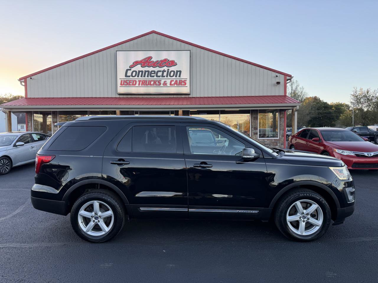 Used 2017 Ford Explorer XLT AWD/4WD image 3