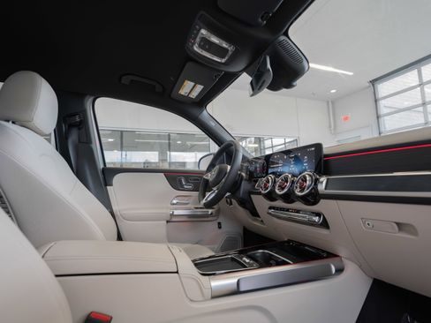 Used 2025 Mercedes-Benz GLB 250 4MATIC image 17