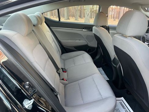 Used 2018 Hyundai Elantra SE image 25