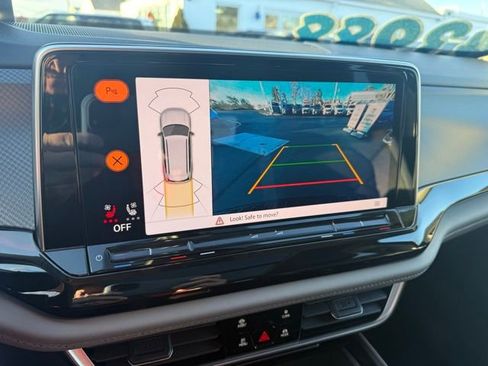 Certified 2025 Volkswagen Atlas Peak Edition SE image 16