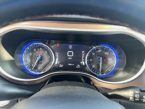 Used 2018 Chrysler Pacifica Touring-L Plus FWD image 27