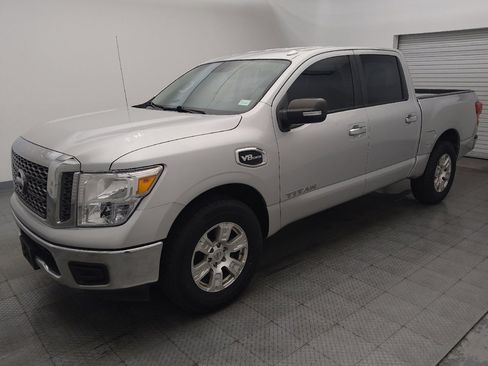 Used 2017 Nissan Titan SV image 2
