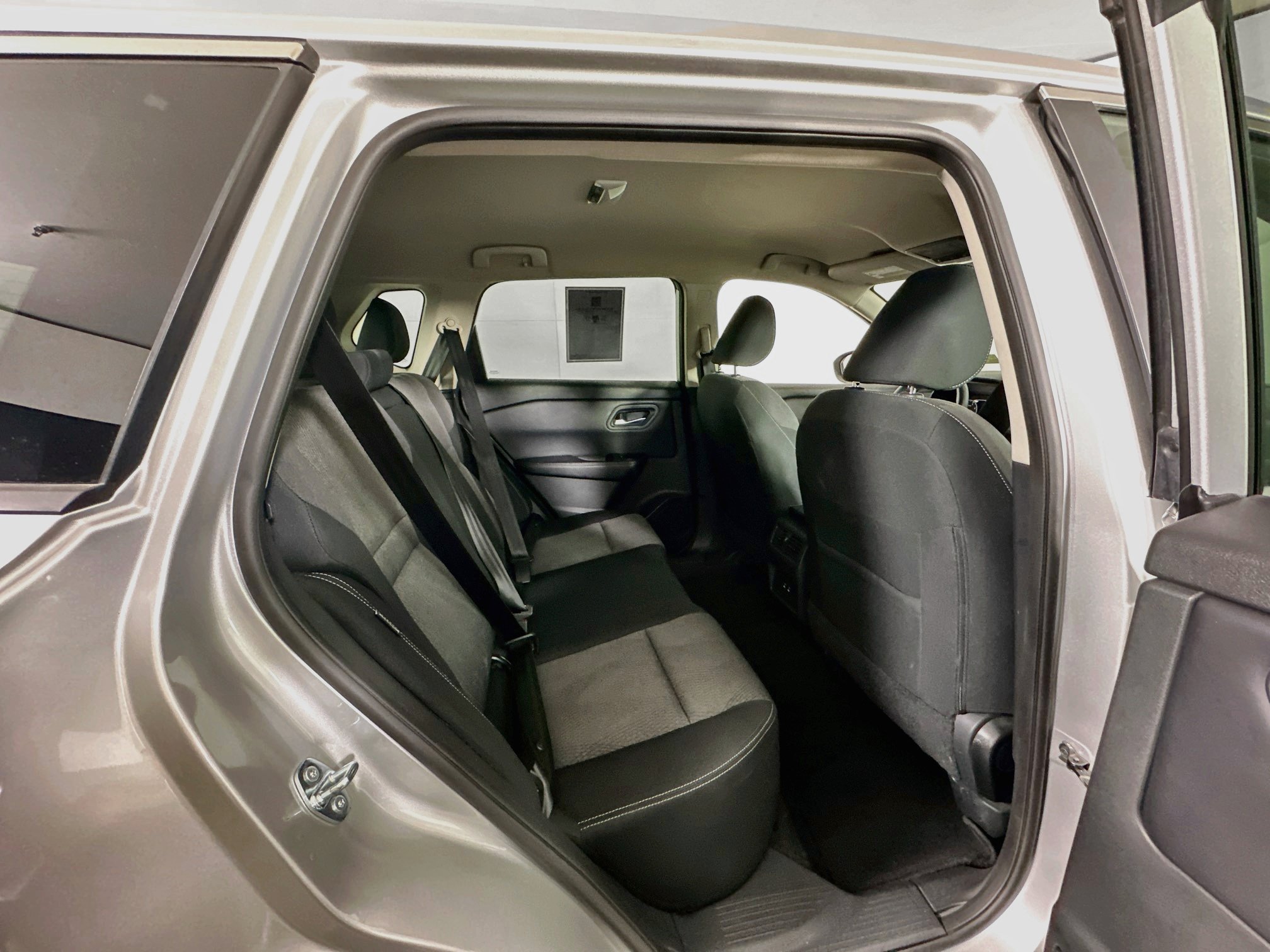Used 2025 Nissan Rogue SV FWD image 29
