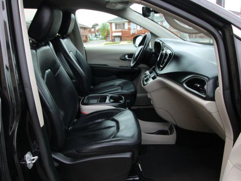 Used 2020 Chrysler Pacifica Touring-L w/ Advanced Safetytec Group FWD image 10