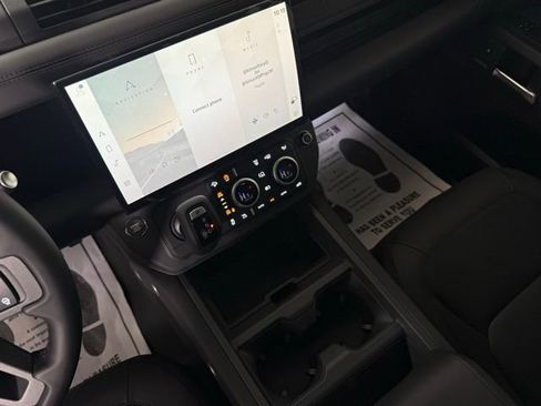 New 2026 Land Rover Defender 130 X-Dynamic SE image 34
